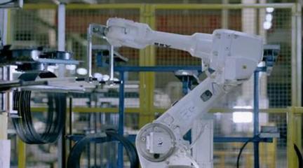 玲瓏輪胎數(shù)智化工廠入選工信部兩項重要名單，引領(lǐng)行業(yè)互聯(lián)網(wǎng)服務(wù)轉(zhuǎn)型